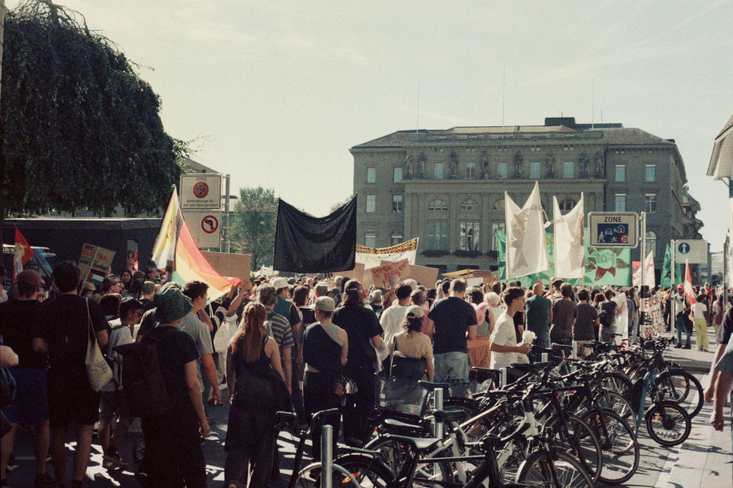 Le cortège de manifestants vu de l'arrière, devant la Place fédérale.