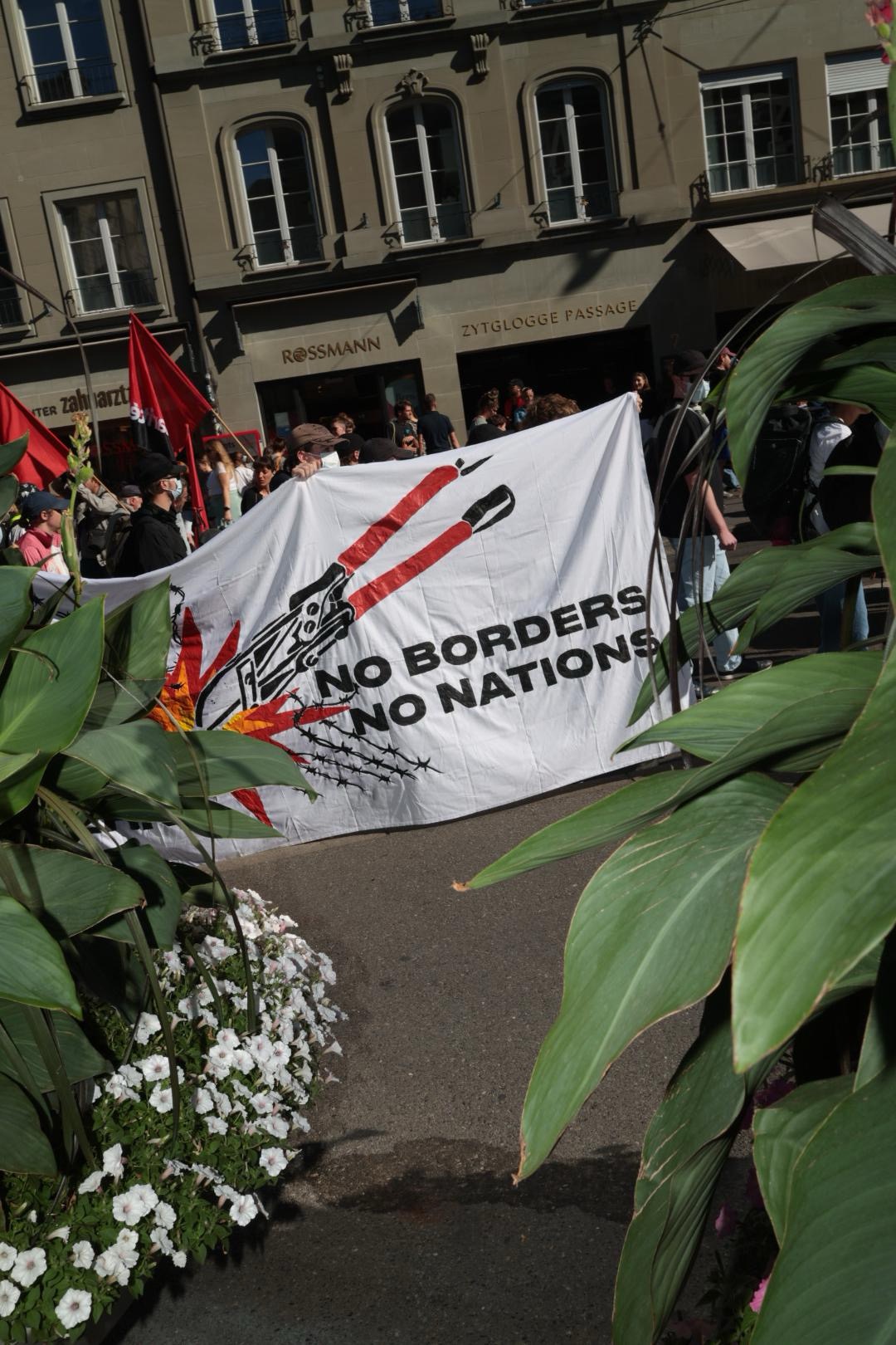 Banner "No Borders No Nations"