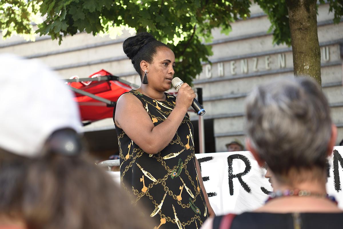 Femme faisant un discours pendant une manifestation