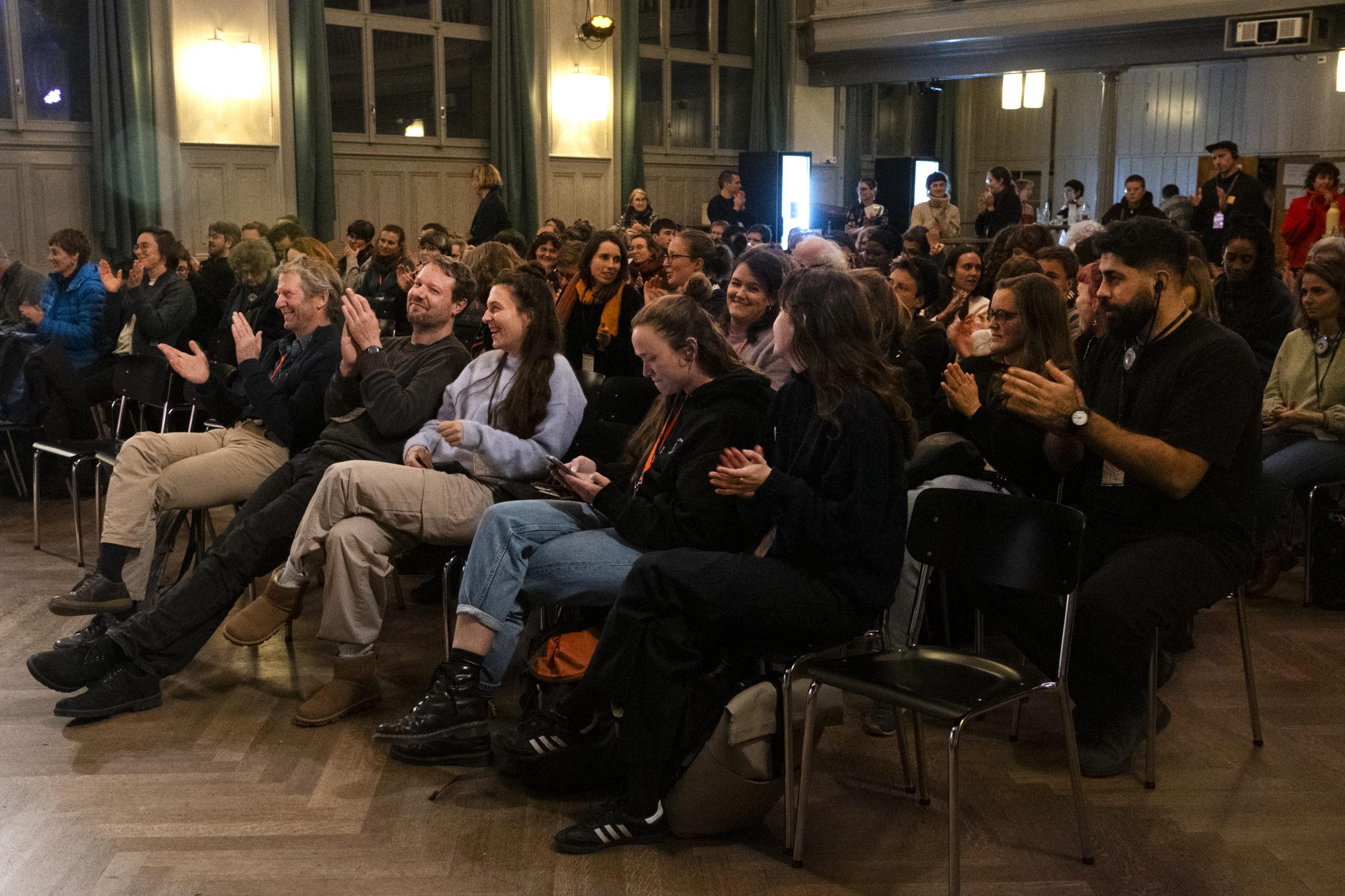 Publikum am Kongress der Asyl- und Migrationsbewegung