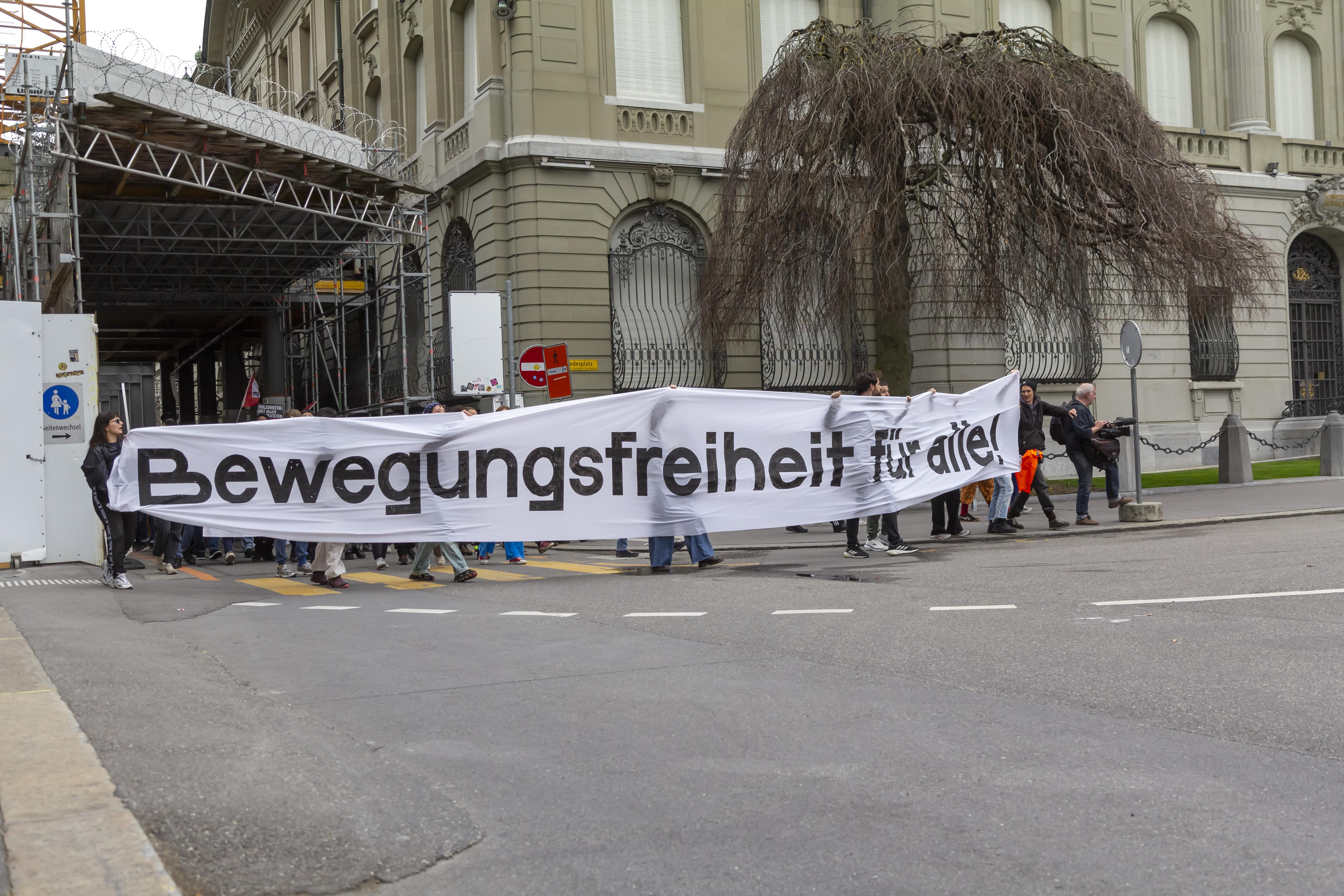 Transpi "Bewegungsfreiheit für alle" bei der Demo in Bern
