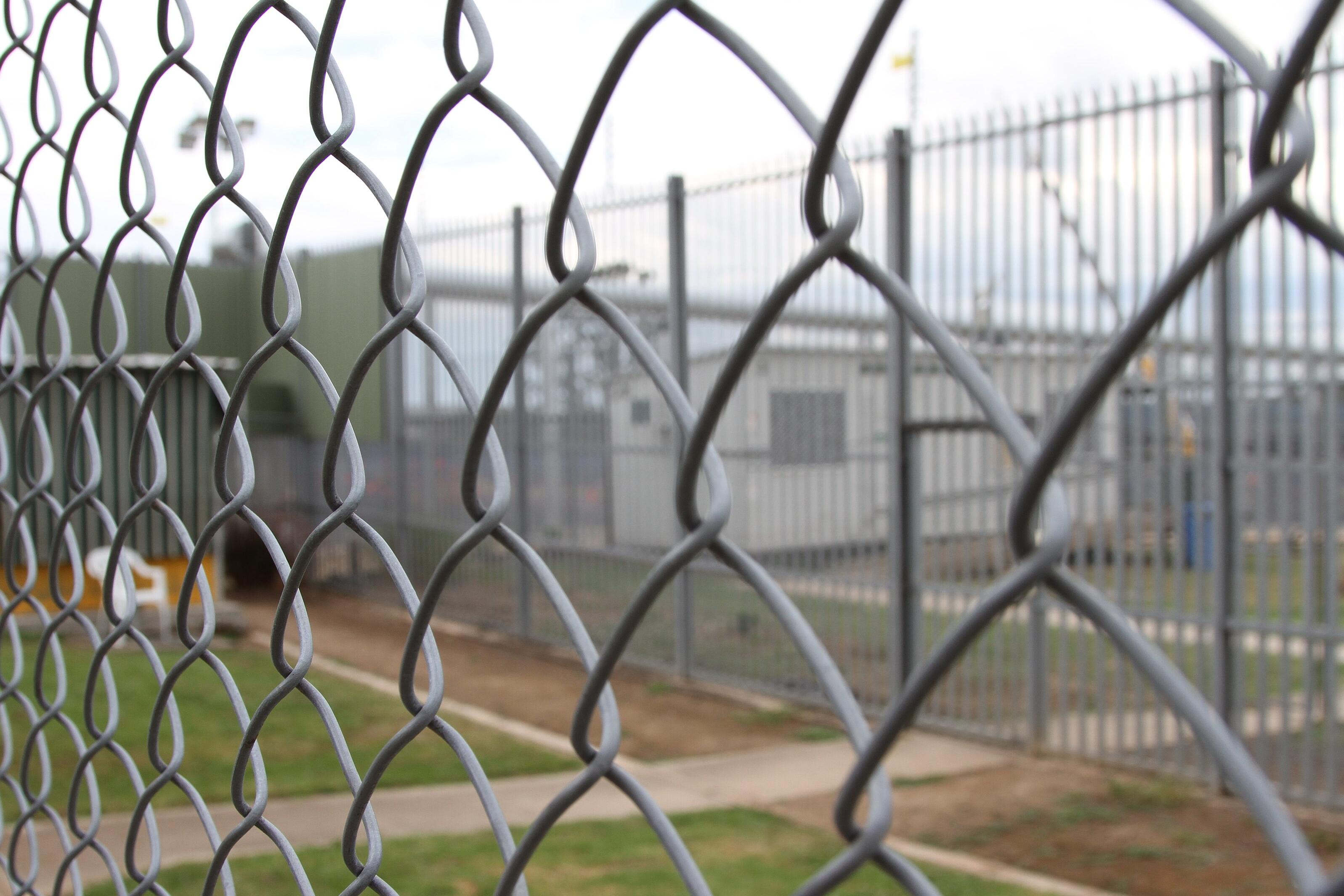 Zaun vor Asylzentrum